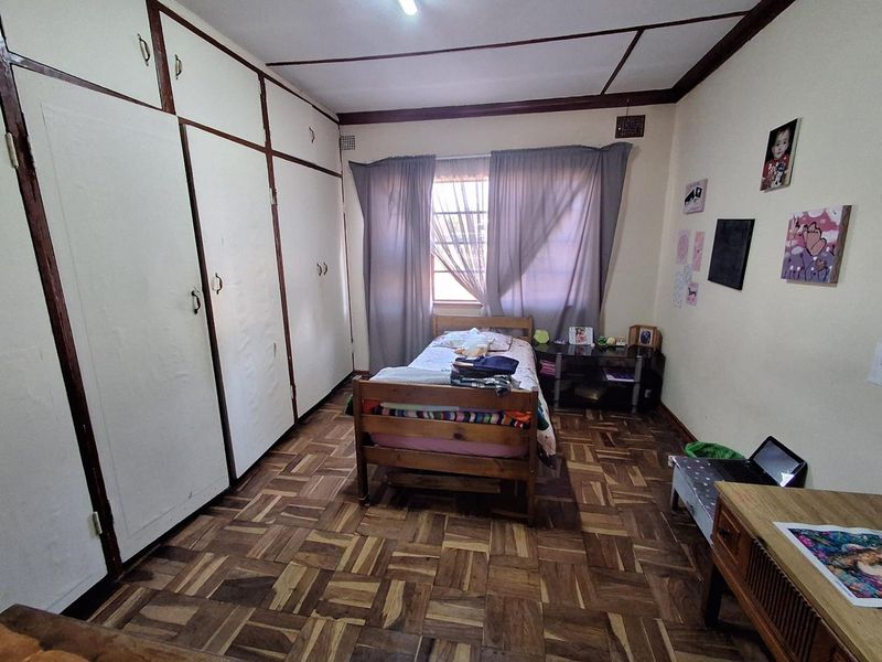 3-Bedroom Home with Garage, Covered Parking, Storerooms & Enclosed Garden - Photo 10