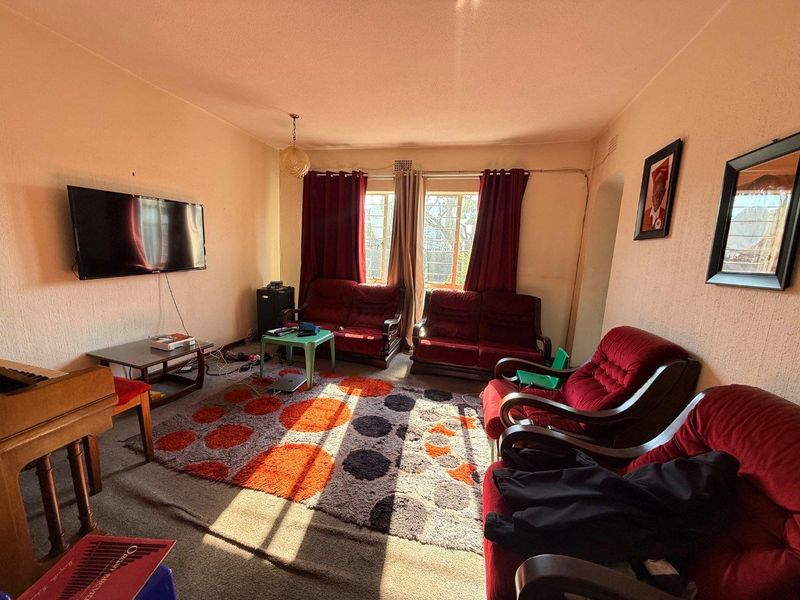 Spacious 3-Bedroom Duplex Townhouse with Private Garden - Photo 7