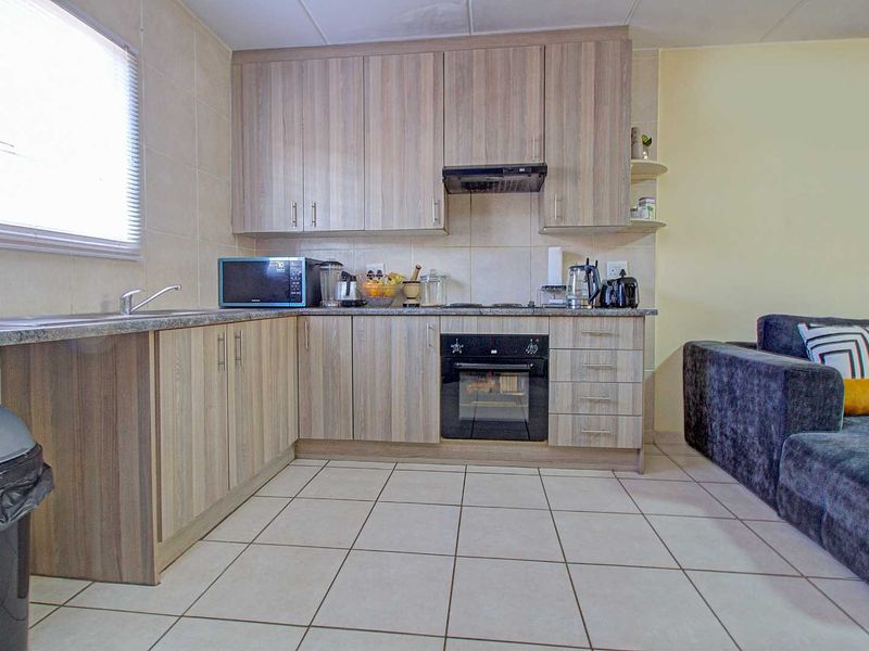 Charming Home with Expansive Main Bedroom! - Photo 4