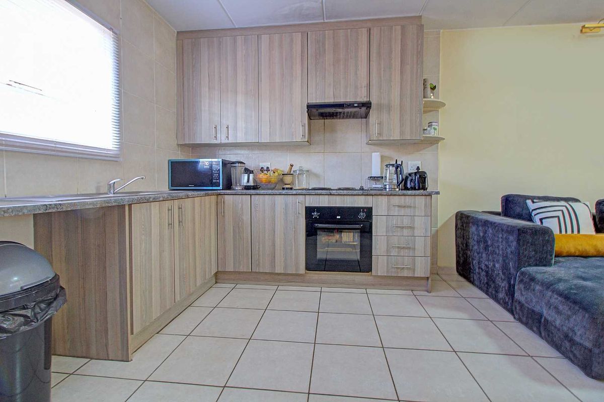 Charming Home with Expansive Main Bedroom! - Photo 4