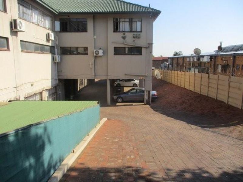 31.23 sqm OFFICE TO RENT IN MAGALIESKRUIN FOR R2650.00PM AVAILABLE IMMEDIATELY - Photo 3