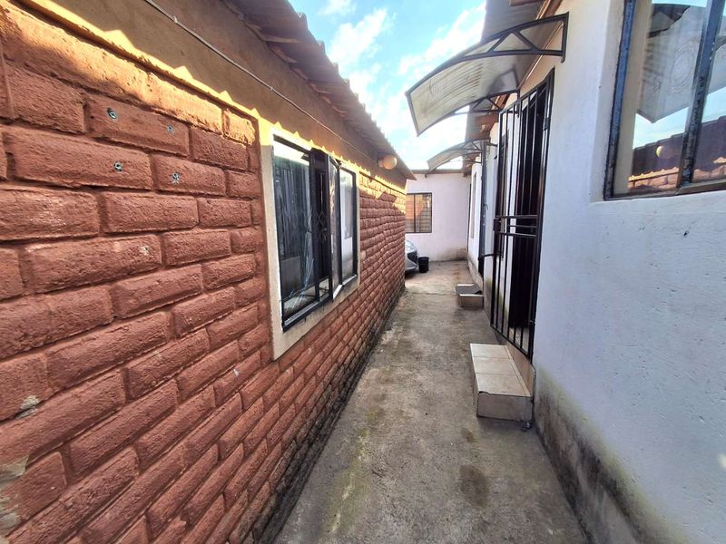 RDP house with 7 outside rooms for sale in Lotus Gardens - Photo 4