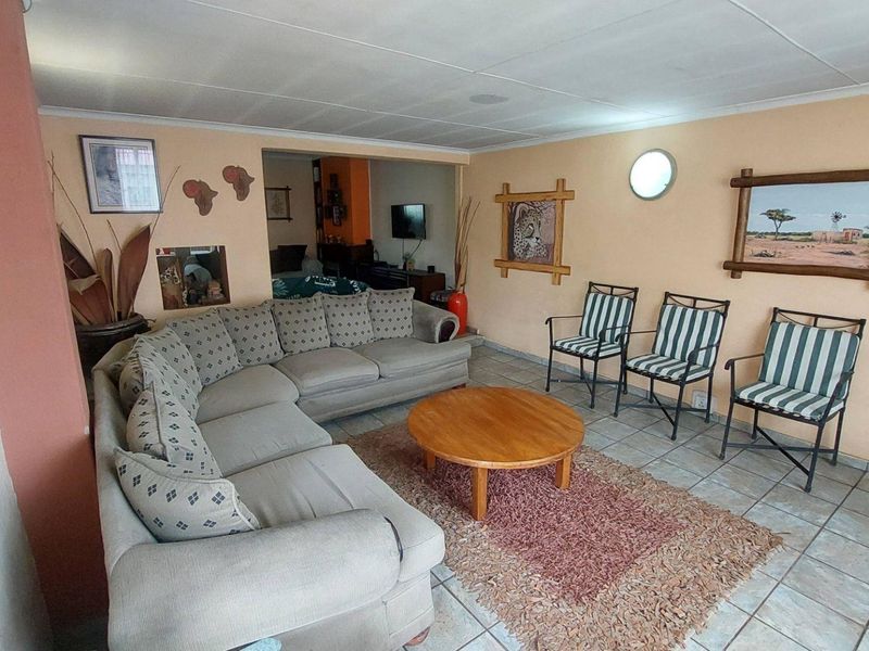 Charming Home with Separate Flatlet & Spacious Backyard - Photo 5