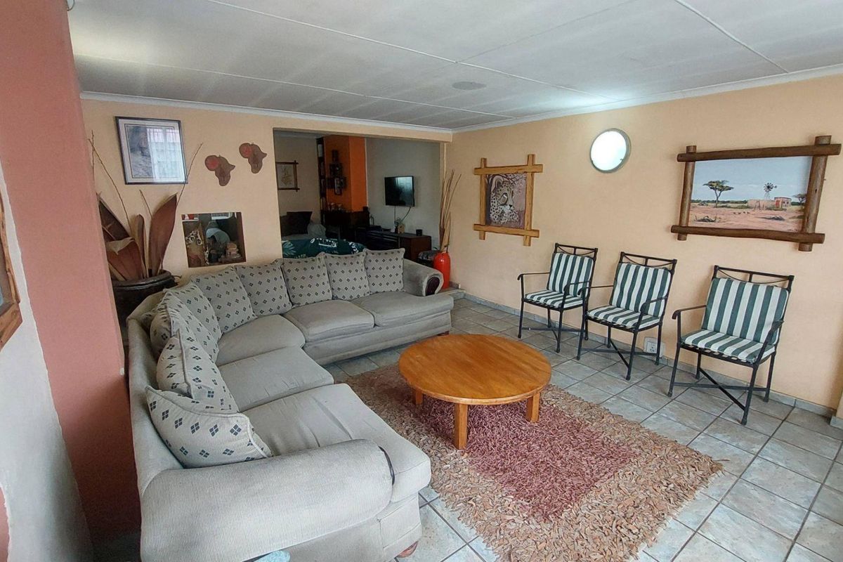 Charming Home with Separate Flatlet & Spacious Backyard - Photo 5