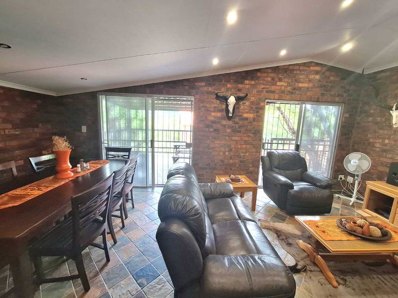 Stunning 6-Bedroom Property with Spectacular Views - Photo 2