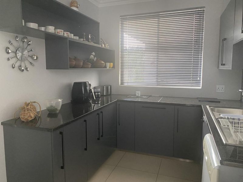 Modern 4 bedroom house on Omeya - Photo 4