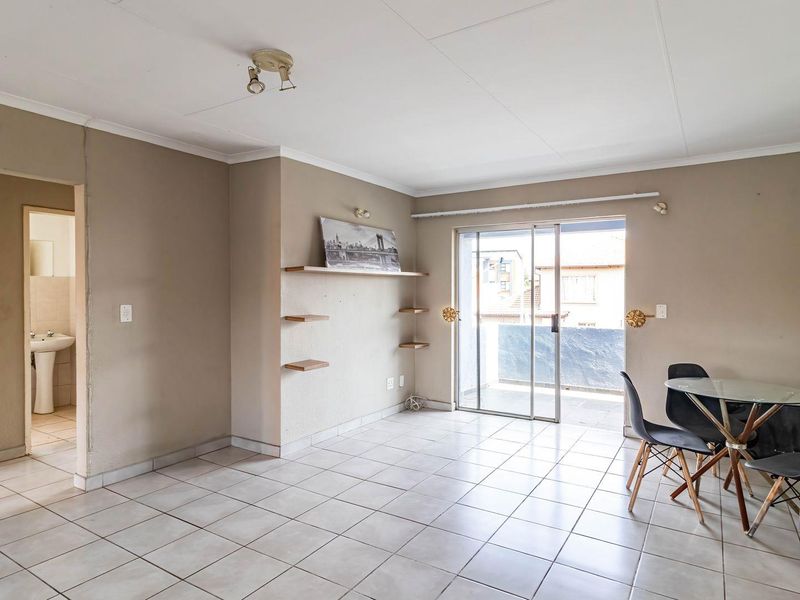 Perfect First time Buyer Home in a secure Complex - Photo 6