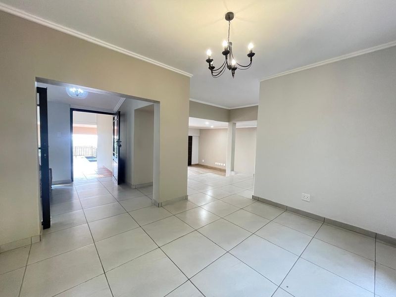 Family Home with Exceptional Entertainment Area - Photo 7