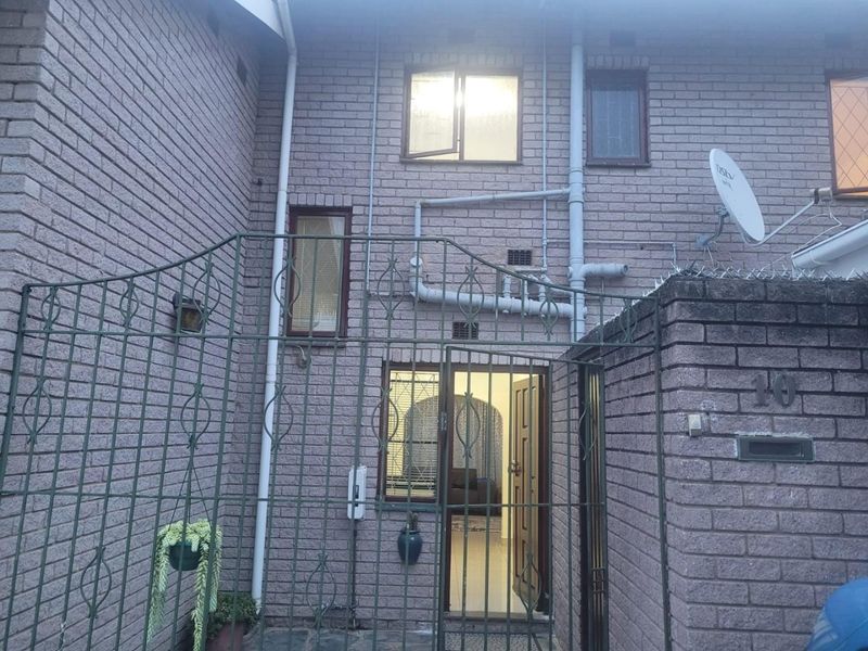 Comfortable Family Home with Communal Pool in Secure Escombe - Photo 5