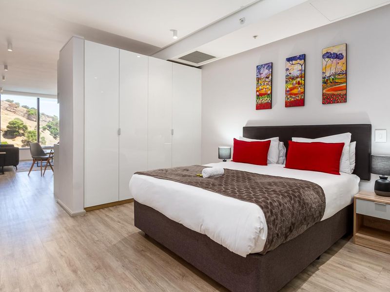 SUNNY AND BRIGHT - Photo 10