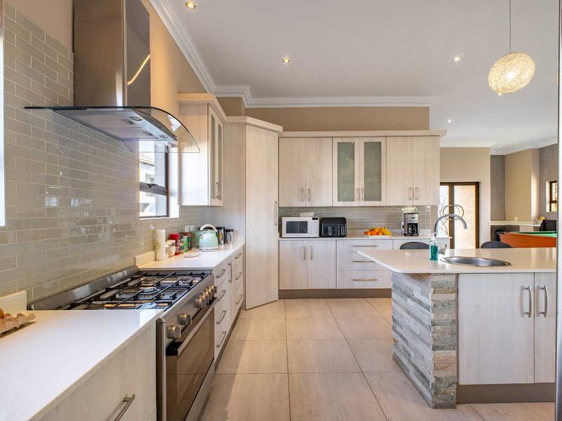 Elegant Greenbelt Retreat with 5 Bedrooms for Sale in Stone Ridge Country Estate - Photo 9