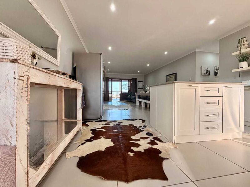Beautifully Renovated 3 Bedroom Penthouse Apartment in Ballito - Photo 2