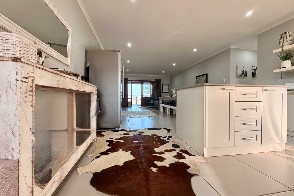 Beautifully Renovated 3 Bedroom Penthouse Apartment in Ballito - Photo 2