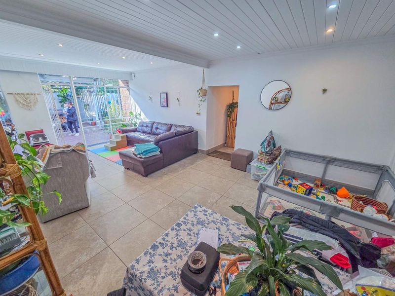 Spacious 1-Bedroom Garden Unit with Covered Veranda - Photo 3