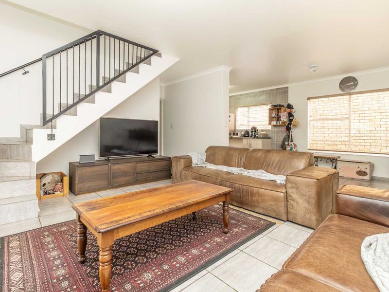 Spacious 3-Bedroom Home in Prime Honeydew Manor Location - Photo 7