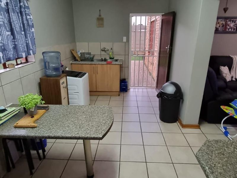 Well priced Lovely Townhouse BUT please note it resides on its own stand fully fenced, walled. - Photo 10