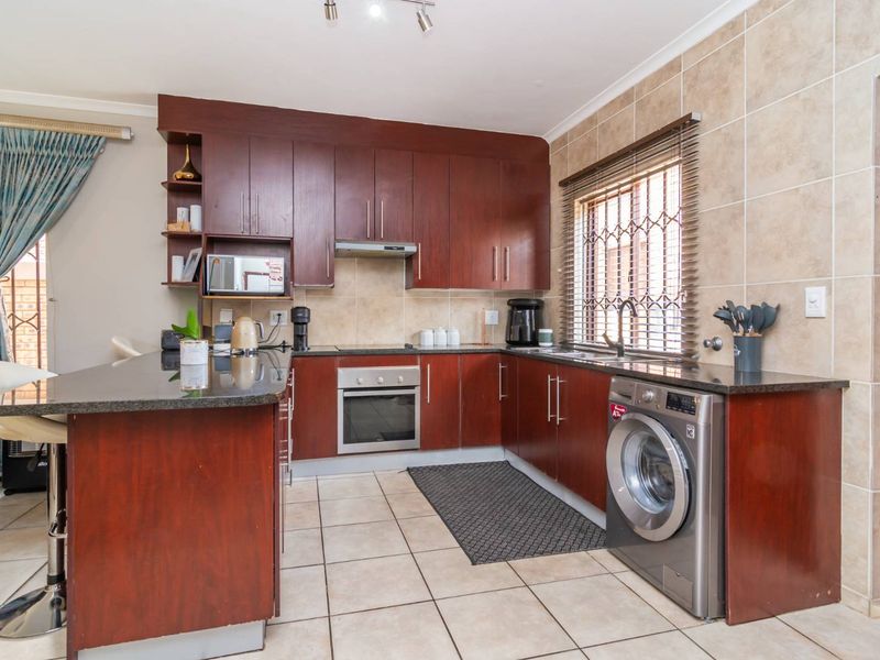 Stunning duplex townhouse For Sale in Willowbrook - Photo 7