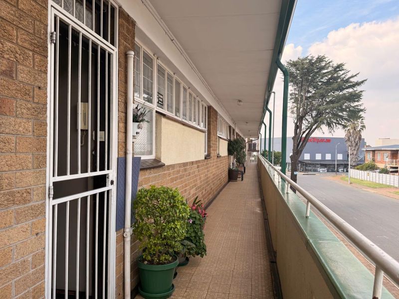 North Facing two bedroom apartment with single lock-up garage - Photo 1