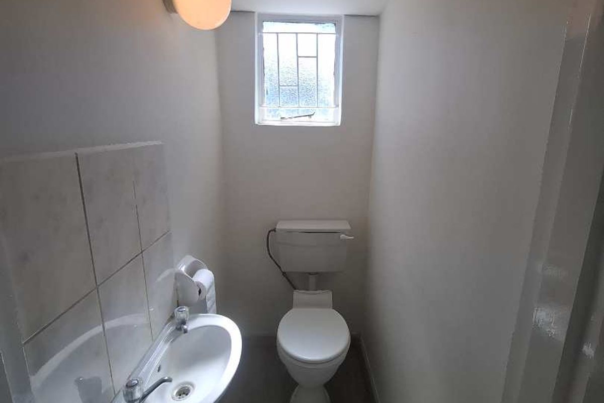 COSY TOWNHOUSE FOR FIRST TIME HOME OWNERS OR INVESTORS - Photo 3