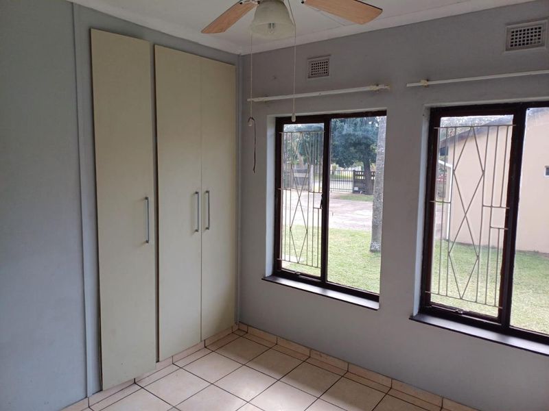 Spacious Family Home with Granny Flat, Pool & Drive-Through Garage in a Pet-Friendly Yard - Photo 10