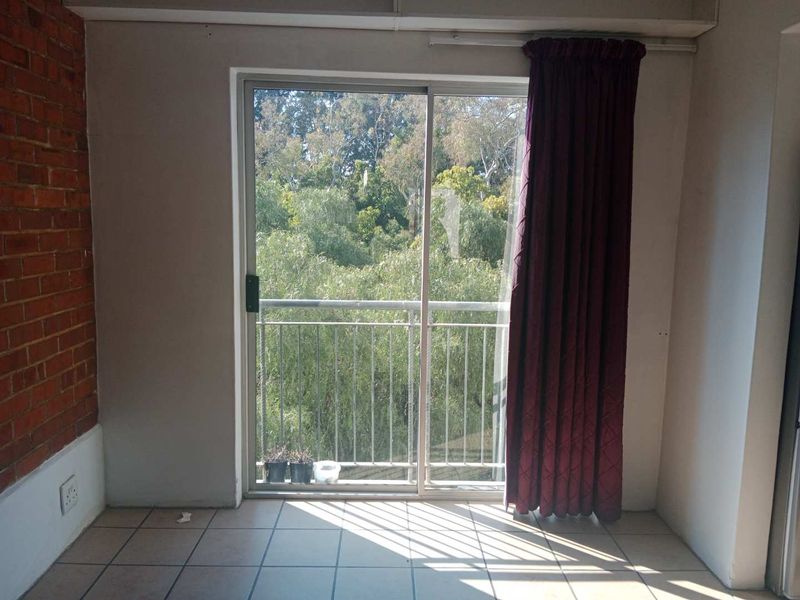 Two-Bedroom, 2-Bathroom Loft Apartment in Secure Estate - Close to Wits University - Photo 2