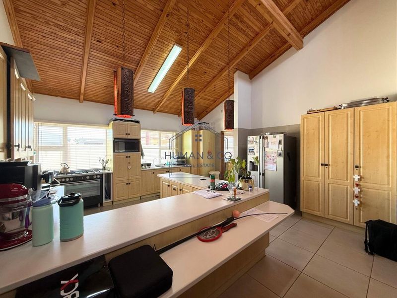 Spacious 4-Bedroom Home with 1 Bedroom Flat in prime Meersig Area - Photo 5