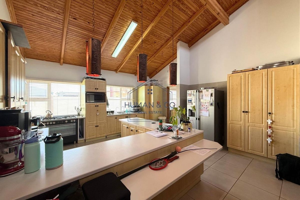 Spacious 4-Bedroom Home with 1 Bedroom Flat in prime Meersig Area - Photo 5