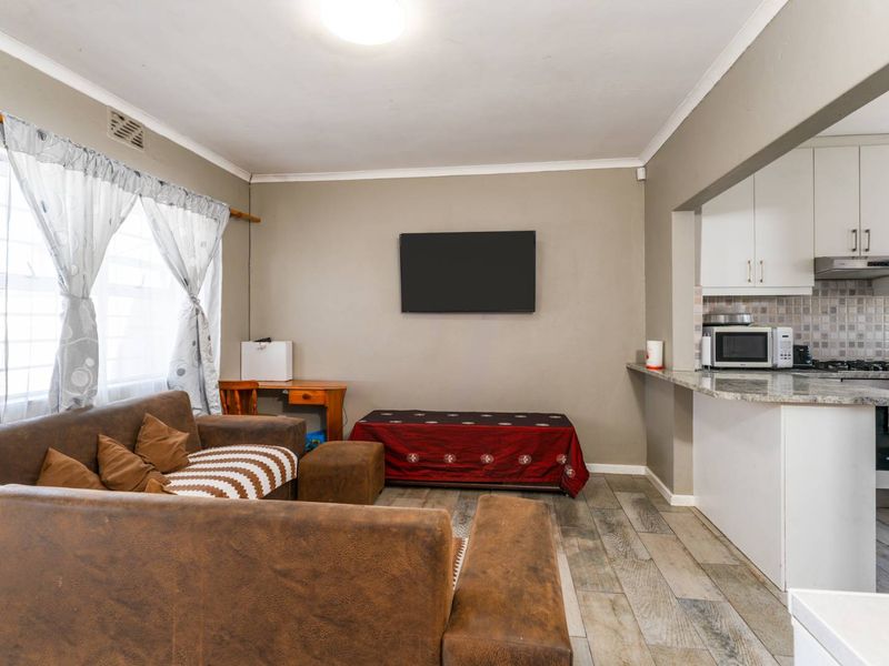Neat, Move-In Ready 2 Bedroom Home in Silvertown + 2 Bedroom Nutec Dwelling - Photo 3