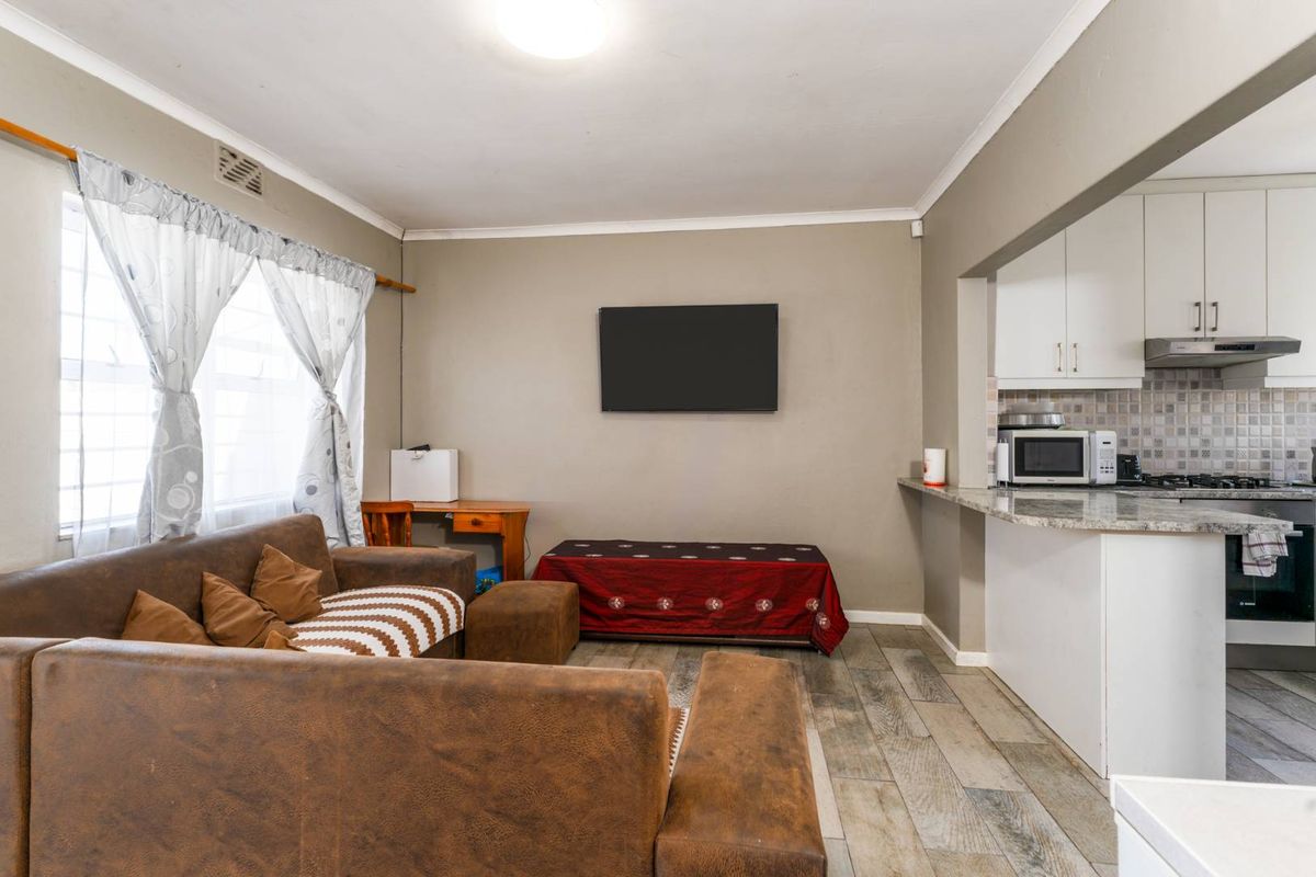 Neat, Move-In Ready 2 Bedroom Home in Silvertown + 2 Bedroom Nutec Dwelling - Photo 3