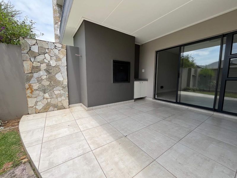 Modern 3 bedroom ground floor apartment for rent at The Polofields, Waterfalll - Photo 4