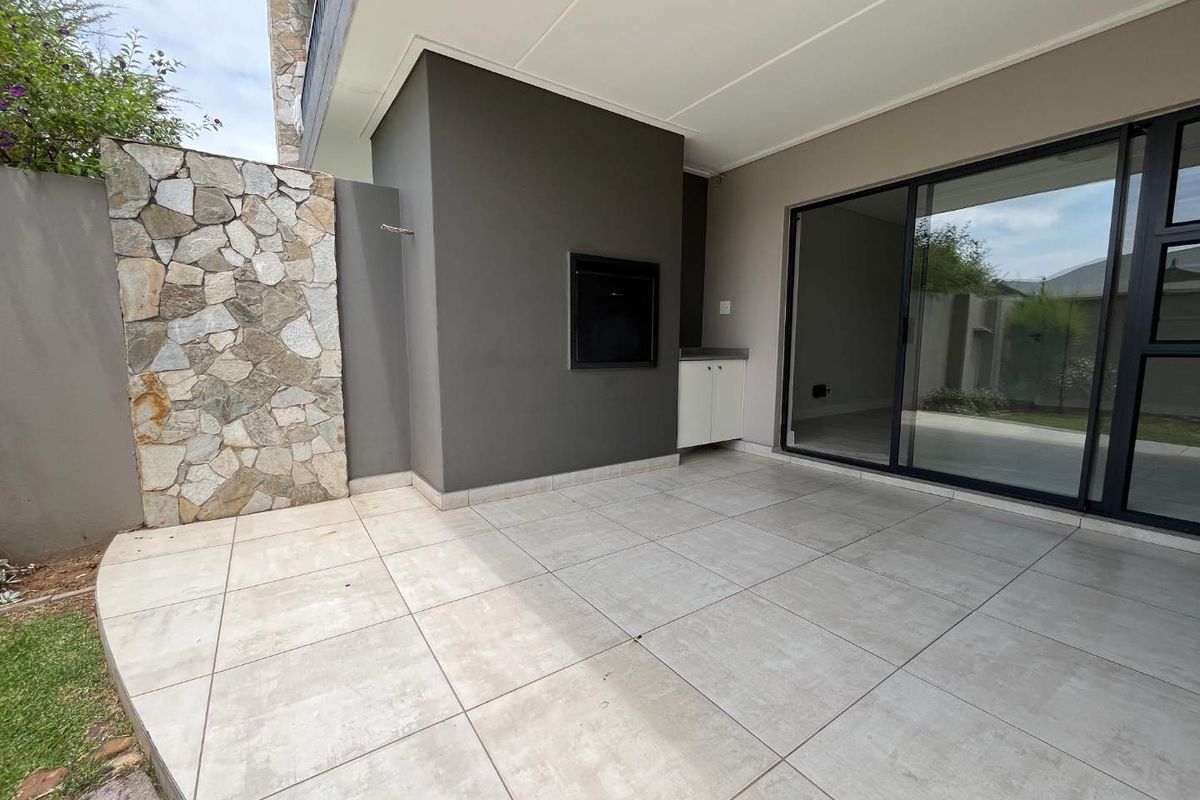 Modern 3 bedroom ground floor apartment for rent at The Polofields, Waterfalll - Photo 4