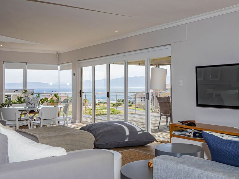 Stunning De Kelders Home with Sea-views and Flatlet - Photo 7
