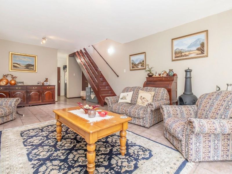 ACCENT ON CONVENIENCE IN A SECURE COMPLEX! - Photo 3