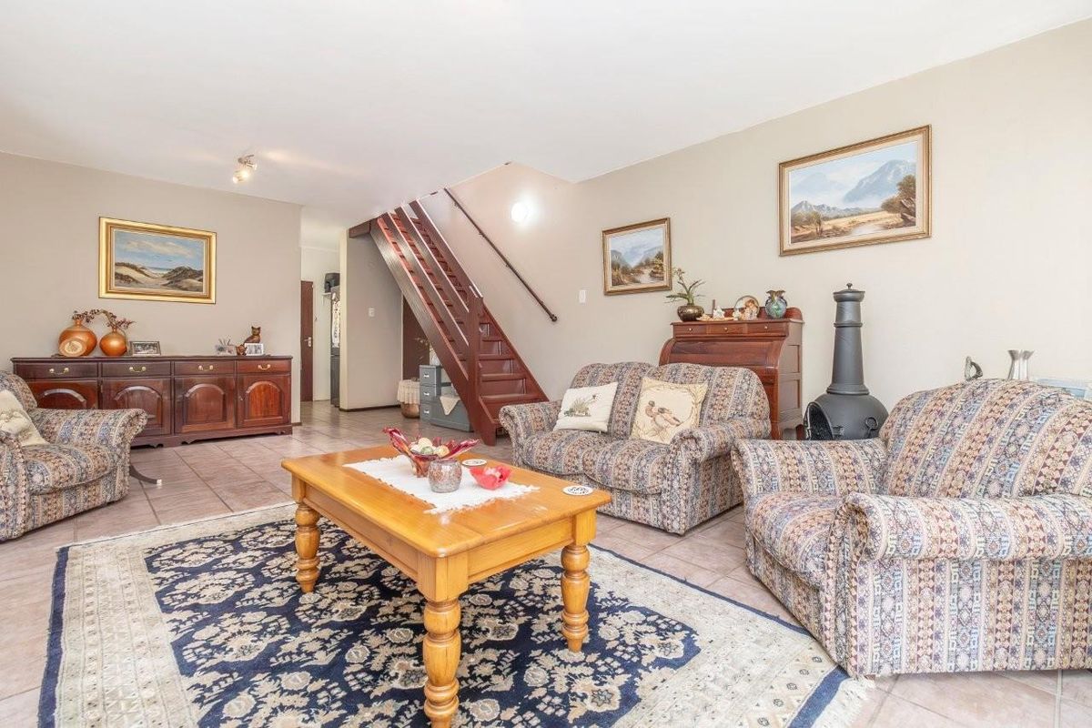 ACCENT ON CONVENIENCE IN A SECURE COMPLEX! - Photo 3