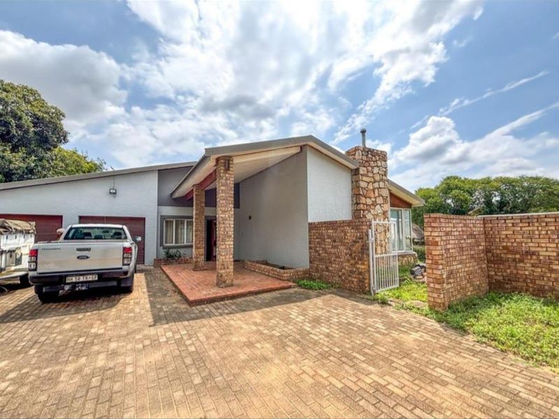 4 Bedroom House for Sale - Photo 2