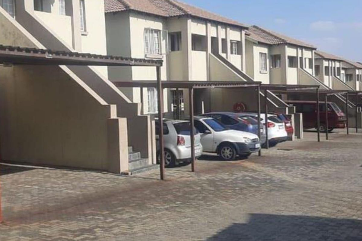 3 BEDROOMS GROUND FLOOR TOWNHOUSE - Photo 3