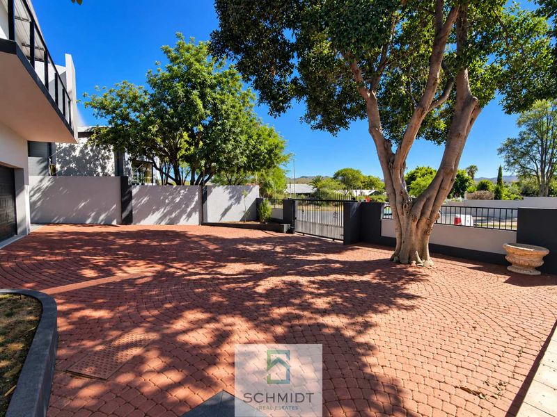 Exceptional Luxury Living in Suiderhof | Home with 2 Flatlets For Sale - Photo 2