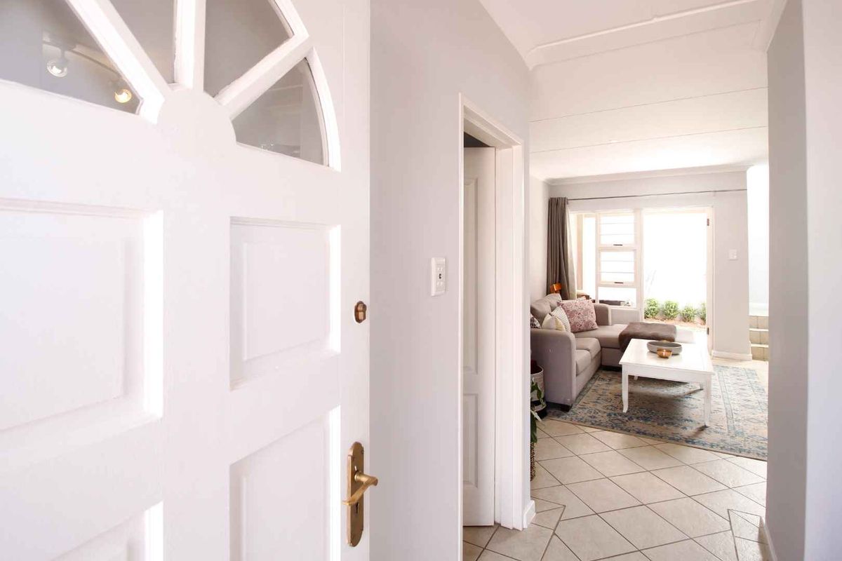 Charming 2 Bedroom Townhouse in Excellent Estate - Photo 2