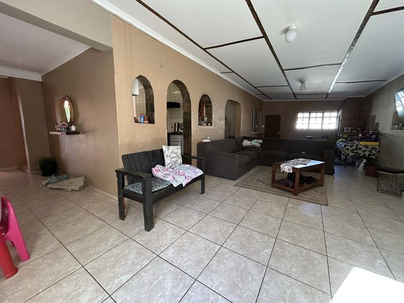 Cimbebasia 3 Bedroom house For Rent - Photo 3