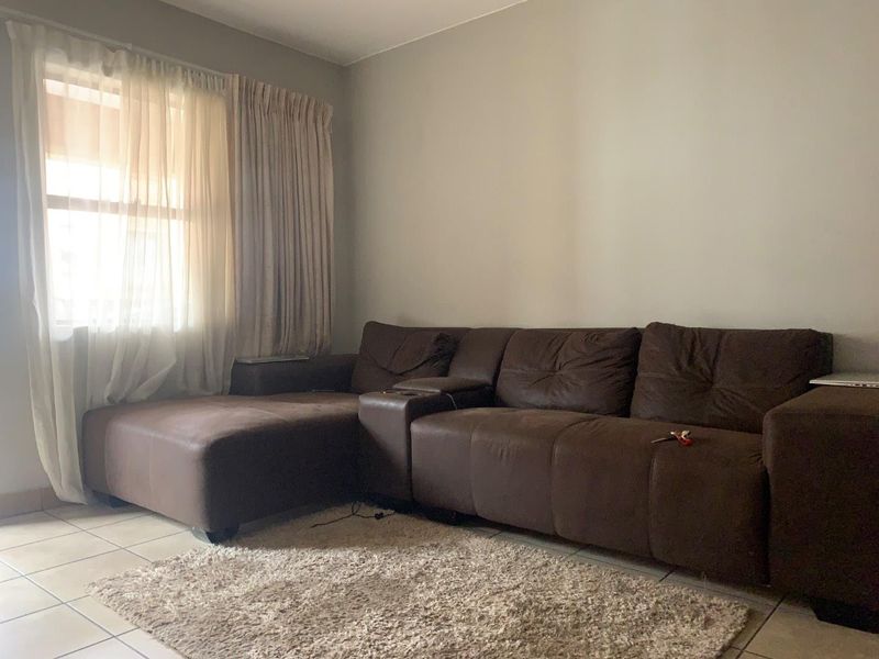 Prime Location Living: 2-Bedroom with Top Amenities - Photo 5