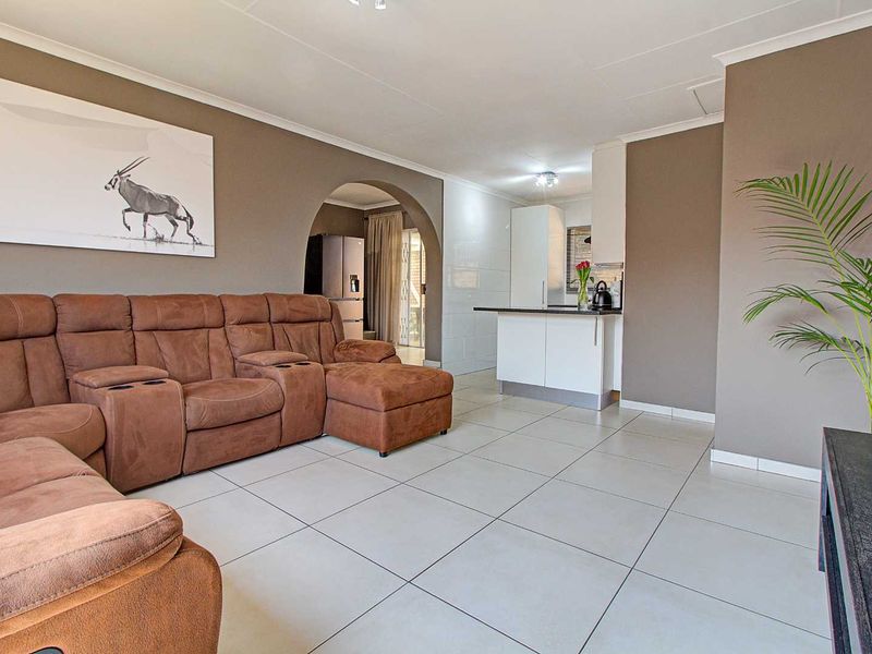 Spacious Living: 2 Areas, Covered Patio, Pet-Friendly Garden! - Photo 5