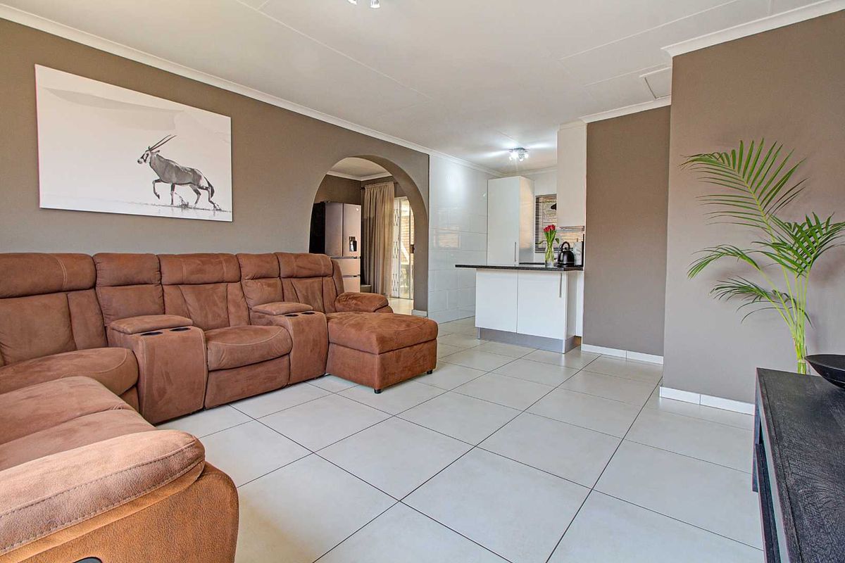 Spacious Living: 2 Areas, Covered Patio, Pet-Friendly Garden! - Photo 5