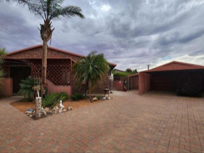 Spacious 4-Bedroom Family Home in Kakamas - Photo 1