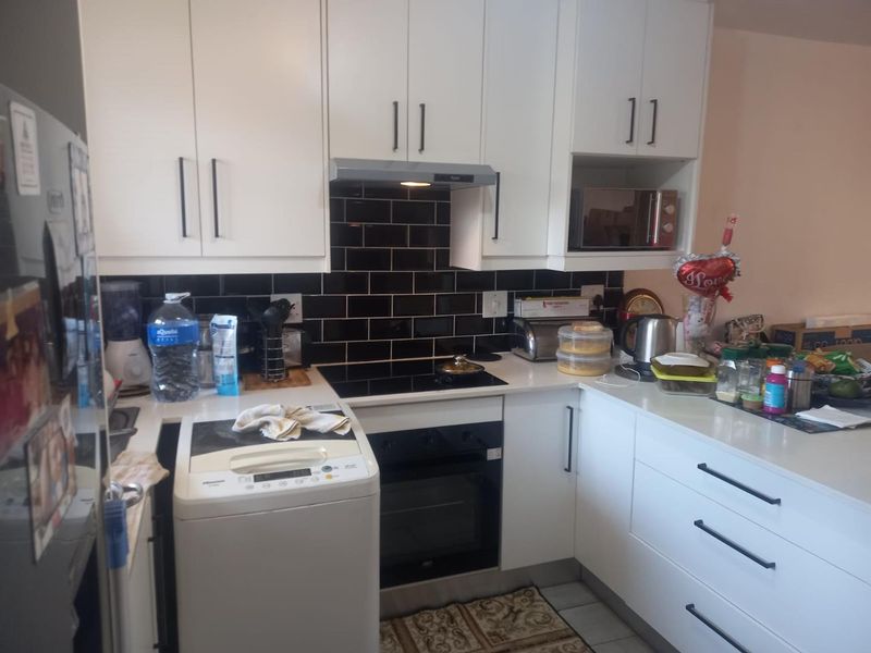 Lovely 1 bedroom apartment in Weltevreden Park. - Photo 2