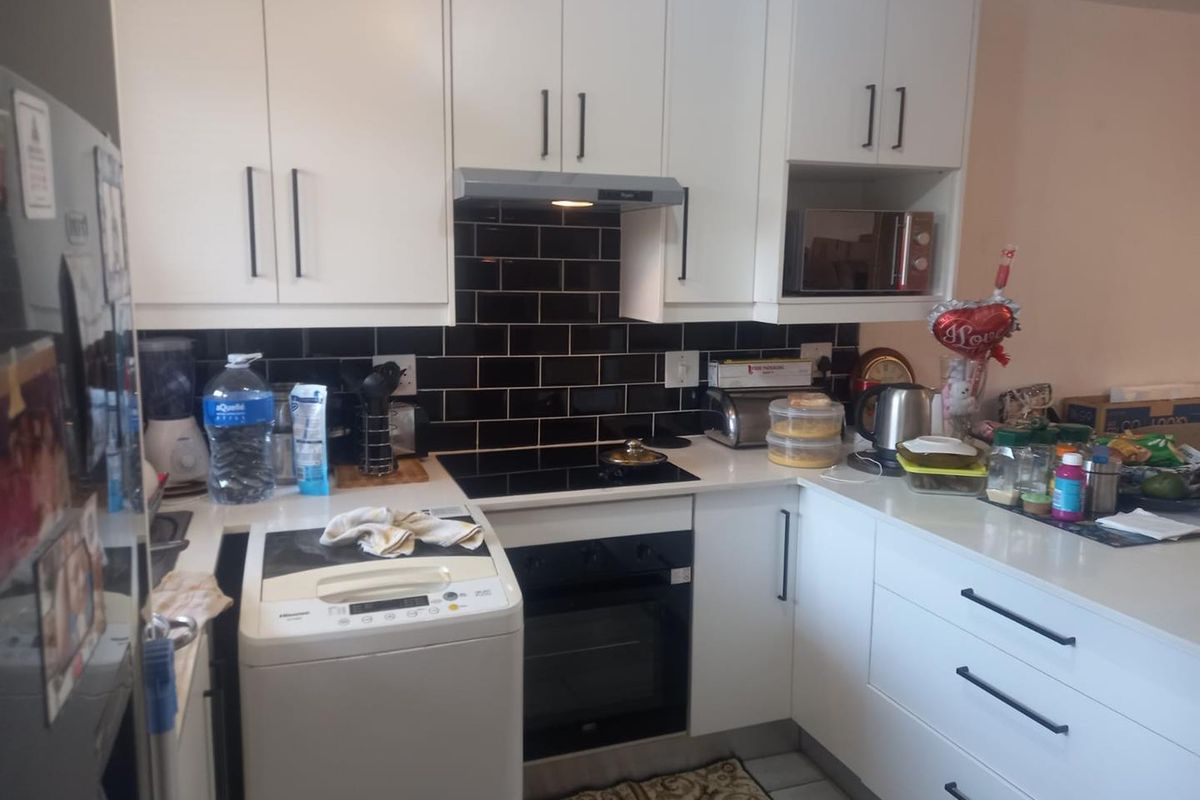 Lovely 1 bedroom apartment in Weltevreden Park. - Photo 2