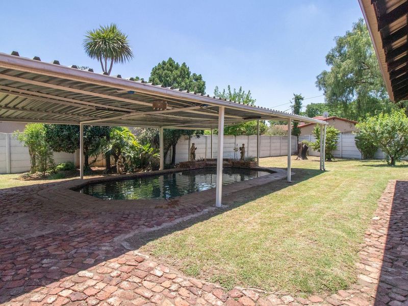 Charming Family Home with Pool & Garden in Mackenzie Park! - Photo 5