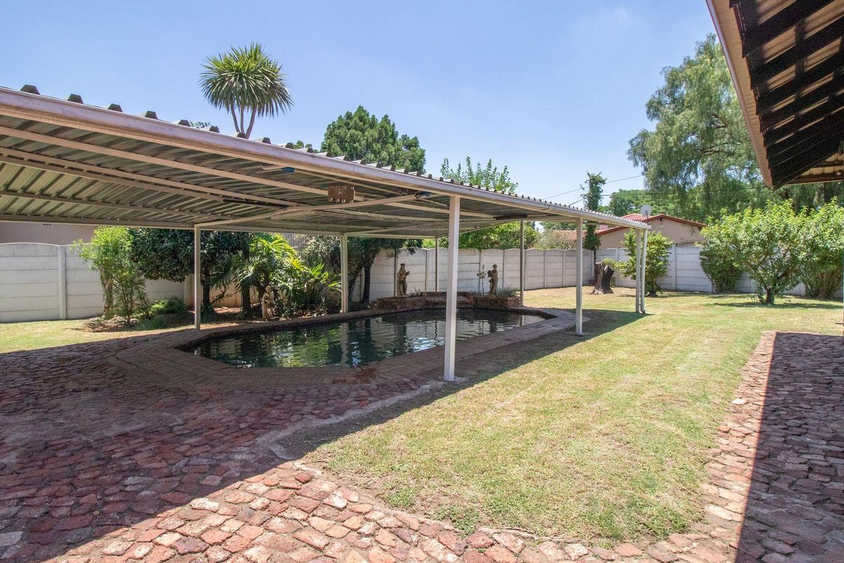 Charming Family Home with Pool & Garden in Mackenzie Park! - Photo 5