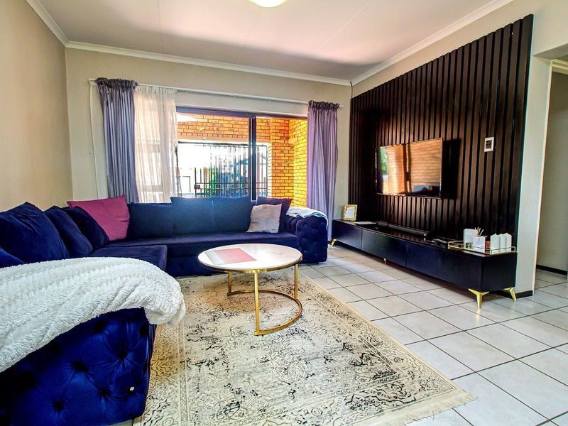 Modern, Well-Kept Townhouse in Prime Location - Photo 5