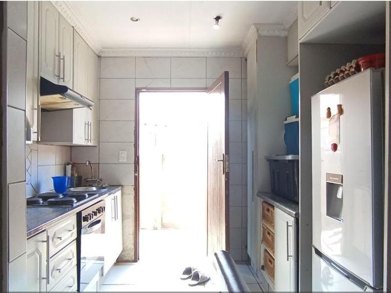 Quaint 3 Bedroom House In Clayville Ext 34 - Photo 3