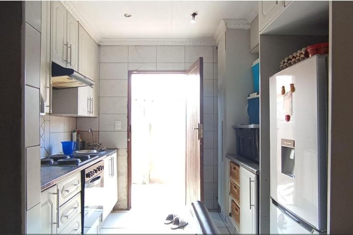 Quaint 3 Bedroom House In Clayville Ext 34 - Photo 3